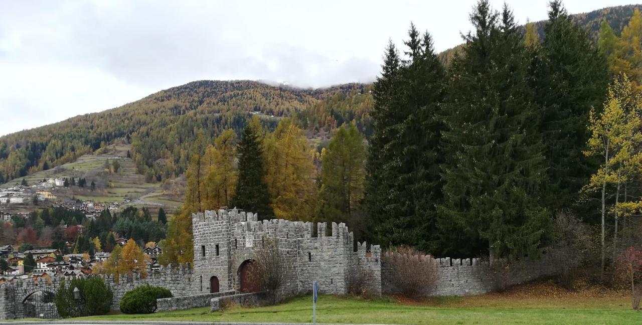 Un Nido Nella Torre Del Castello Apartment Ponte Di Legno Exterior photo